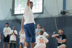 唐斯也干了！唐斯訓(xùn)練營(yíng)‘“暴揍”小朋友 血帽暴扣不留情面