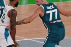 玩的全是心機啊東契奇示意手被夾，抽回后立馬借機突破取分~