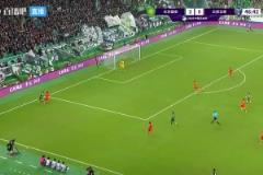 這狀態(tài)被摁在替補(bǔ)席！張玉寧邊路生吃對(duì)手強(qiáng)行抹進(jìn)禁區(qū)打門