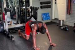 得分王訓(xùn)練還這么賣力！亞歷山大在教練安排下狂練俯臥撐超級喘