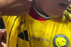 被摸麻了哥們兒把C羅落場(chǎng)球衣穿在身上，被周?chē)那蛎钥衩? title=