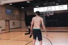 被長臂巨人籠罩了！普通人和切特單挑是什么感覺？