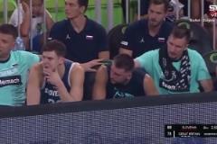 看著真生氣了？東契奇替補席“手刀”隊友