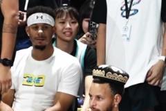 斯呆芬?guī)炖锎髦睋u頭晃腦，旁邊弟弟賽斯都要憋不住了