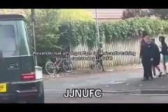 人人喊打！伊薩克開車被紐卡球迷追著罵：老鼠，滾出這里！