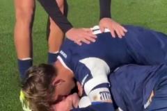 不干凈了？阿甲球員慶祝時(shí)隊(duì)友趁亂強(qiáng)吻