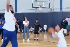 樂(lè)在其中！唐斯各種大帽小朋友，臉上洋溢著笑容！