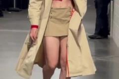 大長腿+高跟鞋！凱特琳-克拉克難得穿的這么有女人味