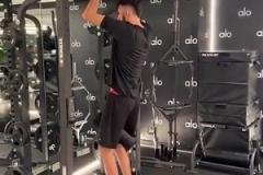 霍姆格倫這個身高，想在健身房找個合適的引體向上桿也是蠻難的事