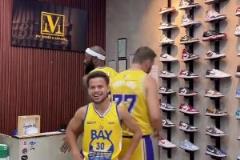 三個(gè)臭皮匠庫里、東契奇、詹姆斯同時(shí)給你奉獻(xiàn)尬舞