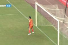 這球能撲到嗎？中甲驚現(xiàn)詭異烏龍：皮球折射后從門將身邊入網(wǎng)