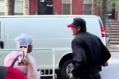 這就是紐約嗎！尼克斯新援克拉克森在街頭扔垃圾都被記者圍攻