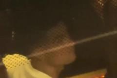 小孩行為C羅注意到有人在上面注視著他，拿出手機(jī)看自己啥樣