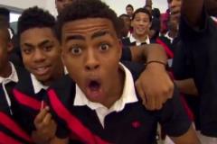 格里芬美國隊訓(xùn)練表演炸扣乍一看，圍觀小孩里好多未來球星！