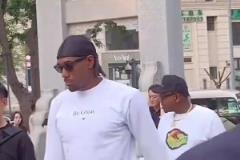 依舊！球迷在成都街頭偶遇閑逛的小卡