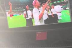 比比賽還精彩，實(shí)拍：工體上演女生向男生求婚成功溫馨畫面