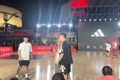 好多黑絲+肉絲！小卡中國(guó)行和酒店工作人員羞澀合影