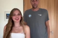 身材這么頂嗎獨(dú)行俠名宿司機(jī)與侄女跳舞，后者因顏值瞬間走紅