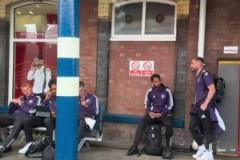 球迷拍到曼聯(lián)球員在火車站等車，網(wǎng)友：再不贏就騎車回去吧