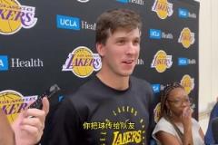 里夫斯此前：現(xiàn)在NBA計算助攻的方式很慷慨，運兩三下也算