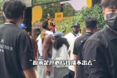 有點(diǎn)太不拘小節(jié)了華子內(nèi)褲大外漏，女友見狀趕忙給他提了上去