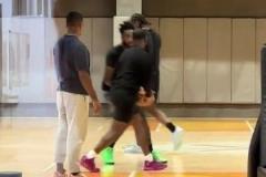 什么時(shí)候來(lái)CBA呀小卡中國(guó)行現(xiàn)身廣州龍獅球館進(jìn)行訓(xùn)練