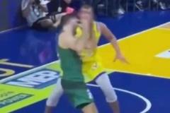 看球幾十年，第一次見到能這么造犯規(guī)的?