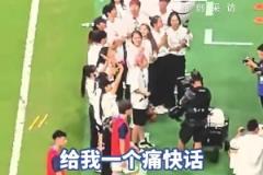 實拍：武漢三鎮(zhèn)替補球員樸志洙怒斥裁判！染黃后朝國安球迷鼓掌