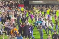 安保攔不住！罰丟點(diǎn)球的姆伯莫離場時，格林斯比球迷沖場嘲諷