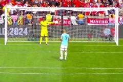 世界名畫！奧納納請君入甕，哈蘭德冷靜罰進(jìn)反方向