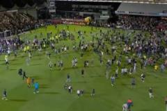 壯觀場面英乙球隊格林斯比爆冷淘汰曼聯(lián)，賽后球迷激動沖場