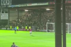 恥辱賽后球迷沖入場內(nèi)在B費和姆伯莫身邊貼臉慶祝！