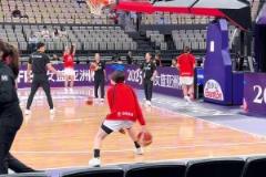 就是這個(gè)被大家嫌棄的雙手投籃，在亞洲杯擊敗了我們。。