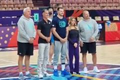 團隊新寵！珍妮巴斯和佩林卡現(xiàn)場支持東契奇