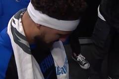 真愛賽后球迷曾拿勇士11號找克萊簽名，克萊果斷拿過來簽了