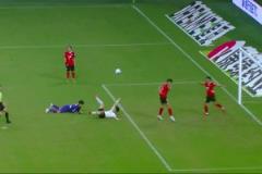 扳回一個(gè)！南通門將摘高空球脫手后犯規(guī)，蘇州隊(duì)老將王飛點(diǎn)射破門