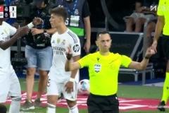 皇馬進(jìn)球叒被吹！居勒爾門前補射破門！VAR判罰手球在先進(jìn)球無效