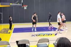 當(dāng)時(shí)都沒預(yù)料到未來走向楊瀚森此前洛杉磯訓(xùn)練赴湖人主場(chǎng)踩場(chǎng)