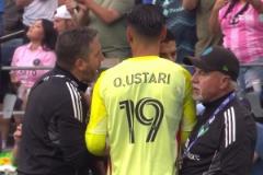 梅西在中圈雙手叉腰觀望邁阿密隊(duì)友打群架，作為隊(duì)長沒去勸架嘛