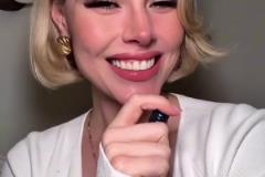 歐冠女主持又在散發(fā)魅力了金發(fā)碧眼才是歐洲美女的標(biāo)配呀~