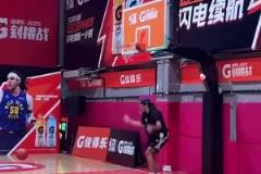 聯(lián)盟杯爆發(fā)大規(guī)模沖突！蘇亞雷斯勸架無果，梅西中圈觀望