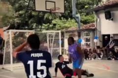 不削還怎么玩！野球場碰到超級靈活的胖子踢球