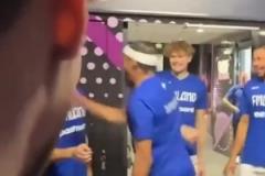 玩這么變態(tài)的嗎馬爾卡寧領(lǐng)軍的芬蘭男籃賽前慶祝竟是互扇巴掌