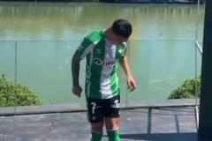 可惜沒來個(gè)轉(zhuǎn)圈！安東尼在歡迎會(huì)上大秀球技