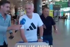 曾經(jīng)意氣風(fēng)發(fā)的穆里尼奧心情稍顯低落，獨(dú)自一人等待航班回葡萄牙