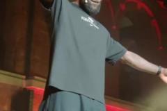 高興得跳起舞來了詹姆斯亮相外灘，出場引全場球迷瘋狂歡呼！