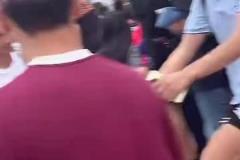 詹姆斯抵達(dá)上海交通大學(xué)場(chǎng)外球迷陷入瘋狂&瘋狂追車喊LBJ