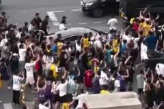 完全失了智一群球迷瘋狂追逐詹姆斯的車！交警拼命都攔不住啊