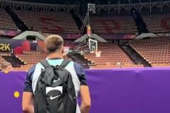 逆天球感東契奇背著背包從觀眾席扔進(jìn)三分！隊友直接看傻認(rèn)輸