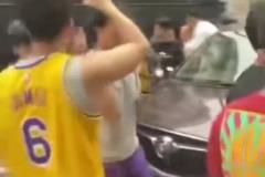 啊這？詹姆斯團(tuán)隊(duì)保安兇狠驅(qū)逐中國(guó)球迷：別亂看，給我滾開！